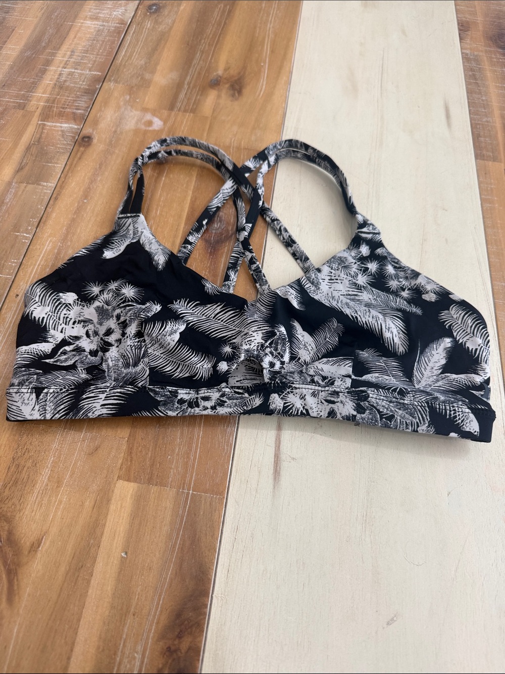 Hurley Black & White Tropical Palm-Print Strappy Sports Bra